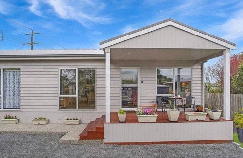 Portland Cottage | Entire Guest House With Private Entrance Onsite Parking, Queen bed and Ensuite