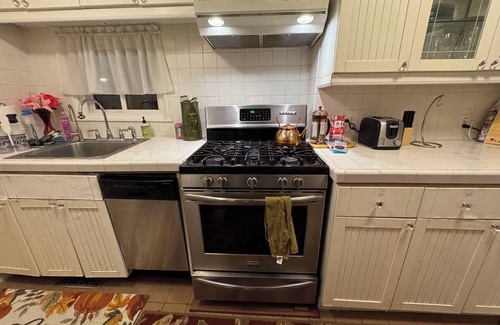 Highland Park Cottage | Entire home, close to Ravinia Festival, Lake, Town, and Train to the city.