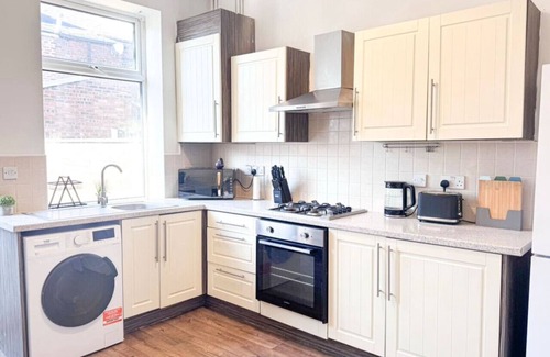 Ashton-under-Lyne Apartment | Entire Home | WiFi | Free Parking | Great Location