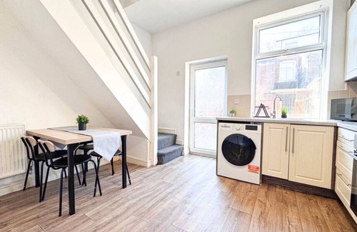 Ashton-under-Lyne Apartment | Entire Home | WiFi | Free Parking | Great Location