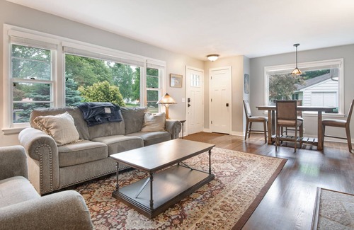 Minnetonka House | ENTIRE HOME IN MINNETONKA WITH 3 SEASON ROOM!