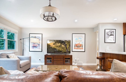 Minnetonka House | ENTIRE HOME IN MINNETONKA WITH 3 SEASON ROOM!