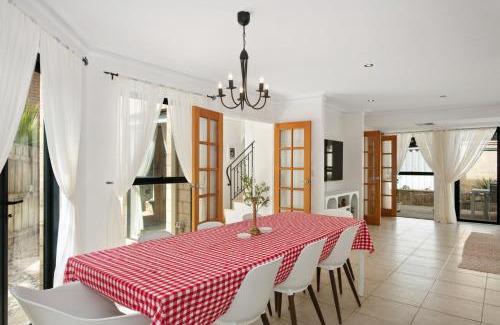 Sorrento House | Entire Home Steps to Sorrento Beach
