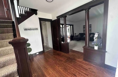 Ottawa House | Entire Home: Walk to Downtown Ottawa 4BD 2 BA: Close to Starvedrock