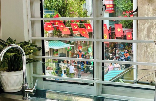 Truc Bach House | Entire house City view Central Train street 6 minute Netflix