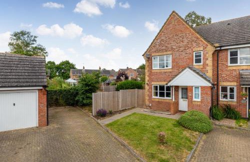 Stevenage Apartment | Entire House - Contractor's, Families & More