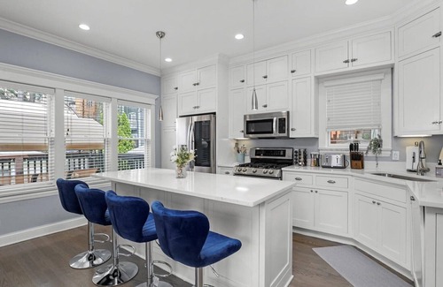 Lakeview House | Entire house w/free parking, close to Wrigley!