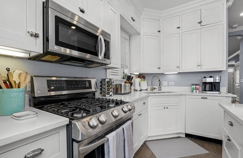 Lakeview House | Entire house w/free parking, close to Wrigley!