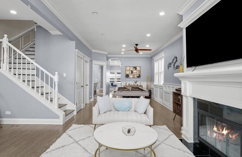 Lakeview House | Entire house w/free parking, close to Wrigley!