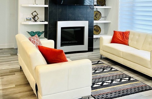 Saskatoon House | Entire house with indoor Fireplace and Jacuzzi