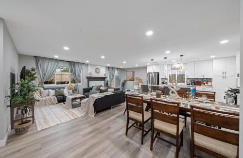 La Presa House | Entire Luxury 3-Bedroom House with Hot Tub, Garage, King Bed, Available Now