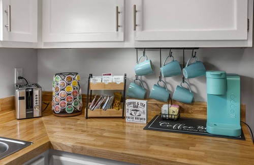 Summerville House | Entire Modern Home in Prime Dining & Shopping Area