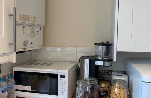 Turnham Green Apartment | Entire One Bedroom Serviced Flat In Chiswick London, Kitchen, Wifi, TV and more
