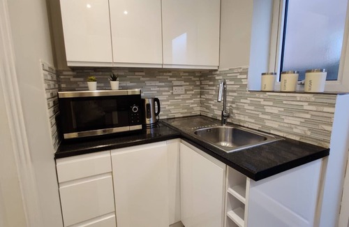 Pinner South House | Entire Place | Own Entrance | Kitchen | Garden | WiFi | Walk to Tube | Parking