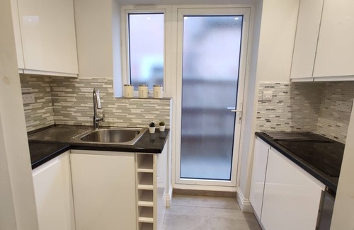 Pinner South House | Entire Place | Own Entrance | Kitchen | Garden | WiFi | Walk to Tube | Parking