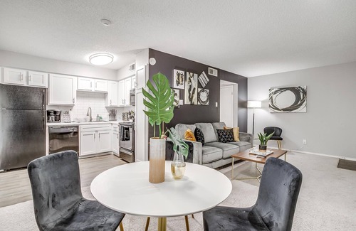 South Arlington Apartment | Entire Place ✶Washer Dryer✶Wi Fi✶4K TVs ✶Pets Allowed #828