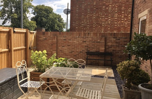 Wisbech Apartment | Entire Stylish Garden Apartment 2 double ensuite bedrooms sleeps 4 Pet friendly
