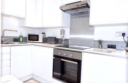 Rayners Lane Apartment | Entire Stylish Modern Studio Apartment - 2min walk to Underground near Wembley