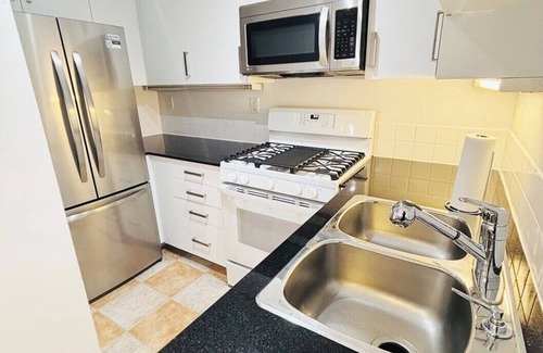 Chinatown Condo | Entire Suite, High FL with a Stunning Downtown View + 1 Free Underground Parking