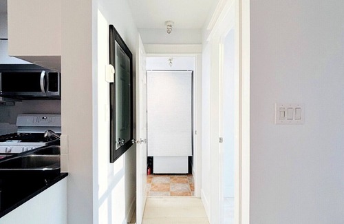 Chinatown Condo | Entire Suite, High FL with a Stunning Downtown View + 1 Free Underground Parking