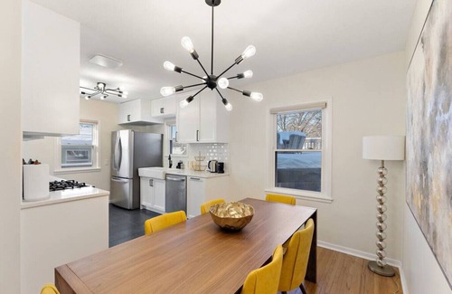 Robbinsdale House | ENTIRE Sunhouse · Sunny 4BR House w/Rooftop Deck 15 min to Downtown!