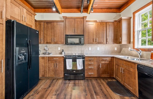 Downtown Greensboro House | ENTIRE Townhouse w/Rooftop Access - 5 min walk to Downtown