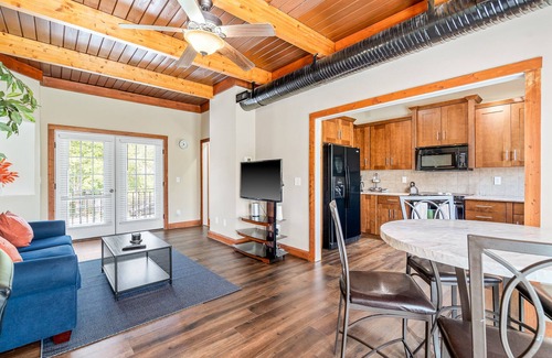 Downtown Greensboro House | ENTIRE Townhouse w/Rooftop Access - 5 min walk to Downtown
