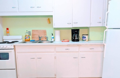 Dundee-Happy Hollow Historic District House | Entire Upscale 1King-2Queen Townhouse 🔼 PING PONG & AIR HOCKEY 🔼 55"TV