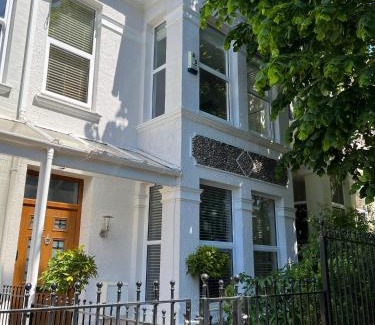 Plymouth House | Entire Victorian House 3 bedrooms