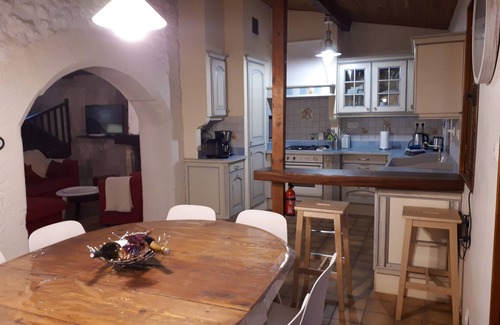 Lhuis House | Entre Vignes et Montagne House. All confort