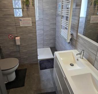 Aureilhan House | EntreLac&Océan1 - chambre d'hôtes chez l'habitant, Entrée et terrasse privée- cyclotouristes bienvenue