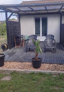 Aureilhan House | EntreLac&Océan2 - Chambre d'hôtes-Entrée et Terrasse privée - cyclotouristes et motards bienvenus