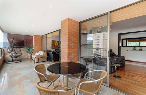 El Tesoro Apartment | |EP| Spacious 3-BR in El Poblado | Family Friendly