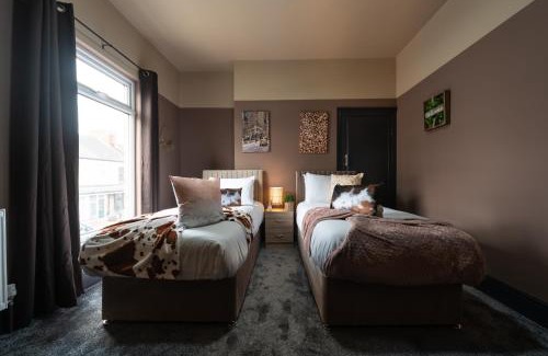 Hull House | Ephphatha 4 Beds Central A63 3 Bedrms Free Wifi - Close to HRI and MKM Stadium