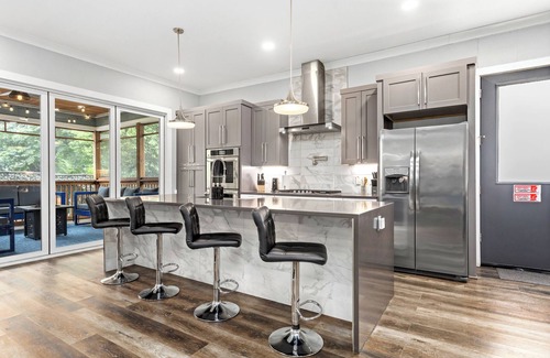 Midtown House | EPIC Backyard-Hot Tub-Near Downtown -Games-Sleeps 16-Modern Luxury