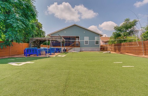 Midtown House | EPIC Backyard-Hot Tub-Near Downtown -Games-Sleeps 16-Modern Luxury