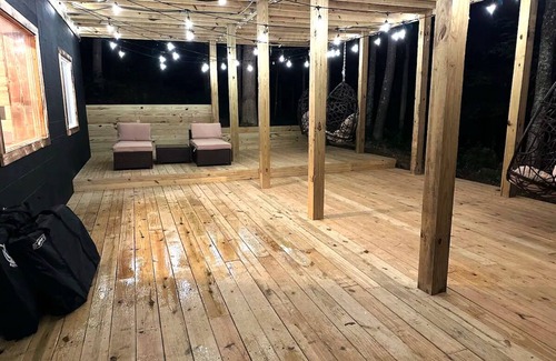 Logan Cabin | Epic Cabin 5 Miles from Hocking Hills Park. Hot Tub, Sauna, Arcade and more!