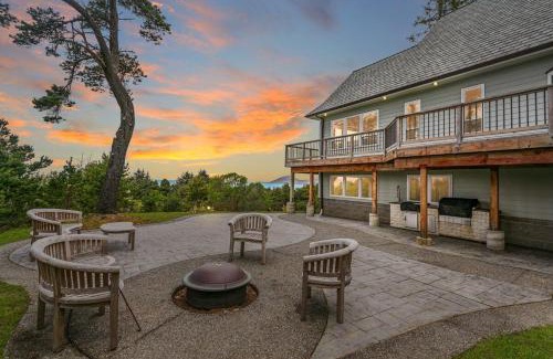 Gold Beach House | Epic ocean views at this private retreat just minutes from the beach