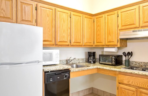 Brownsville Condo | Equipped King Suite | Free Daily Breakfast, Outdoor Pool + Business Center