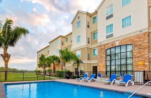 Brownsville Condo | Equipped King Suite | Free Daily Breakfast, Outdoor Pool + Business Center