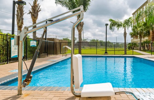 Brownsville Condo | Equipped King Suite | Free Daily Breakfast, Outdoor Pool + Business Center