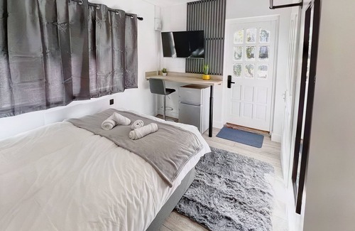 Waddon Apartment | Erin Court Mansion -The Hideaway