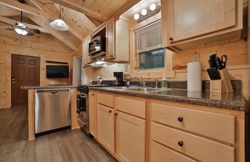 Lookout Valley Neighborhood Association Apartment | Ernie Cabin | Wauhatchie Woodlands Tiny Cabin