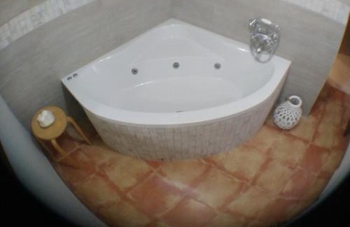 Central District Apartment | Escapadas romanticas en Granada jacuzzi