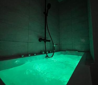 Laval Apartment | ESCAPADE Sereine - Studio Balnéo à Laval