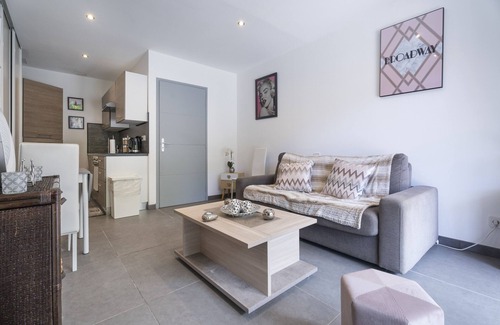 La Valette-du-Var Apartment | Escape and serenity at Studio Le Partegal with shared pool, Wi-Fi and air conditioning