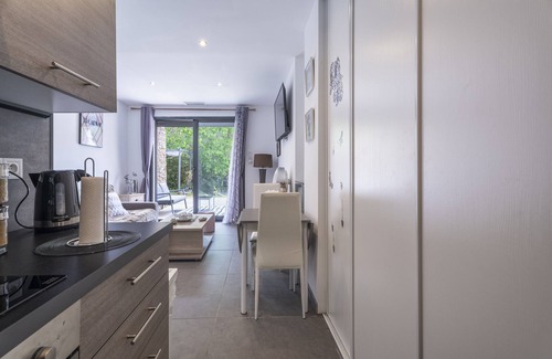 La Valette-du-Var Apartment | Escape and serenity at Studio Le Partegal with shared pool, Wi-Fi and air conditioning