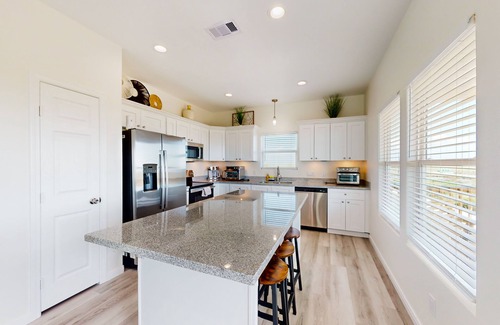 Gilchrist House | Escape | Bay Views | Family Retreat | Dog Friendly