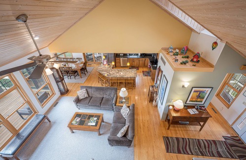 The Galena Territory House | Escape! Hot Tub, Fire Pit, 3 Decks, WiFi, Pool Table