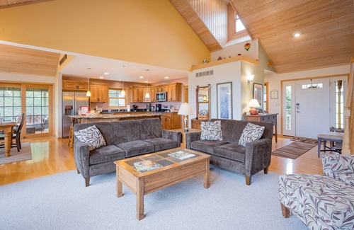 The Galena Territory House | Escape! Hot Tub, Fire Pit, 3 Decks, WiFi, Pool Table